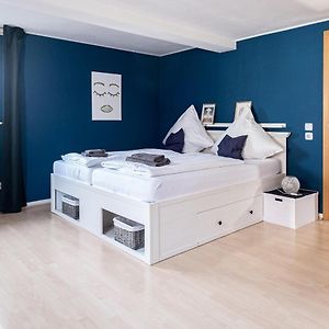 Studio Lit King-Size