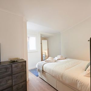 Fantastic Apartment With Balcony In Bica