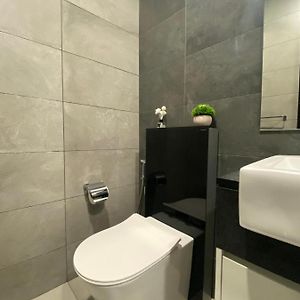 Appartement de Conception à 3 Chambres à Coucher aux Étages Supérieurs