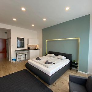 Studio Lit Queen-Size