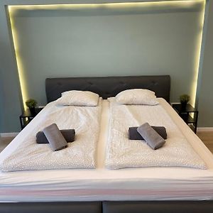 Studio Lit King-Size