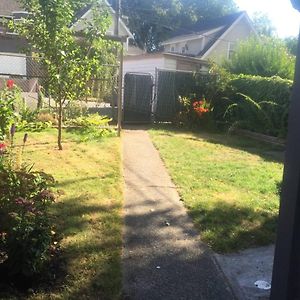 Quiet-Comfy 3 Bedroom Home On A Tree Lined Street In Kits