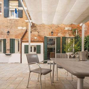 Luxury Garden Mansion R&R
