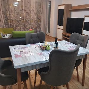 New Apartment Near City Center With Free Parking