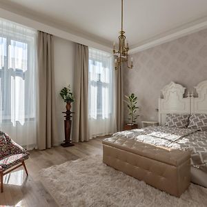 Downtown Elegance By Great Market Hall - 2 Bedrooms, 1 Living Room, 2 Bathrooms, Free Airconditioner, Free Italien Coffee