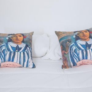 Studio Lit King-Size