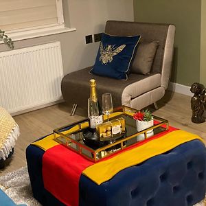 Lovely 3 Bed With Jacuzzi, Close To Airport, Driveway, Wifi