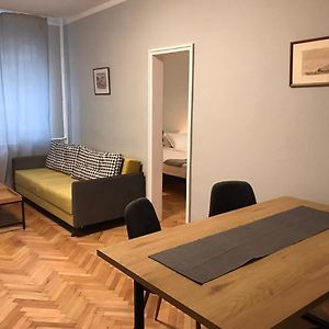 Eu Metro Station, City Center, Lovely 3-Bedroom Apartment, Free Parking