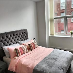 Stylish & Cosy Abode With Free Parking.
