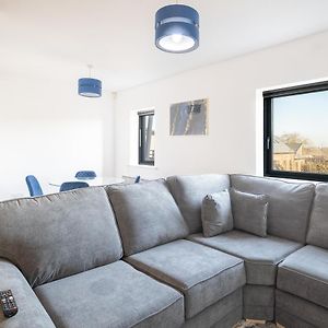 2 Bed Family Apt W/Balcony & Parking! ☆ Free Netflix - With 50 Inch Smart Tv, Free Netflix & Wifi - Birmingham City Centre, By 02 Academy, Cube & Mailbox