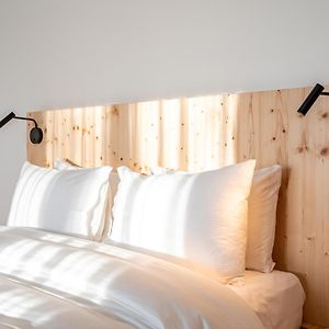 Studio Lit King-Size