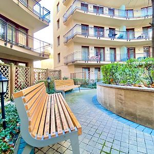 Downtown Vibe-Kiraly I Apts W Private Balcony