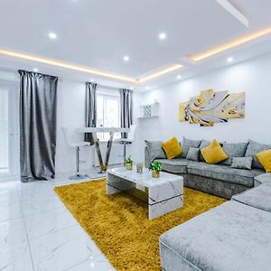 Luxury 3 Bedroom House Close To Manchester Center