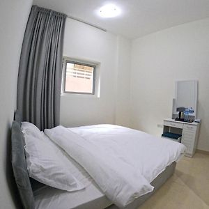 Studio Lit Queen-Size