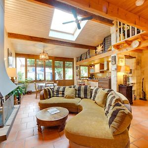 Superbe maison en pierre bordelaise avec parking, deux lits doubles, terrasse et jardin