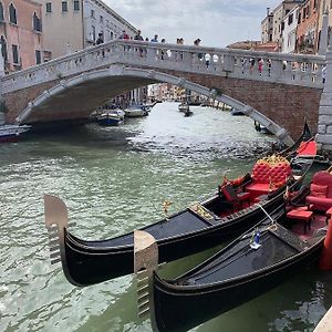 Guglie Canal View Apartment In Venice
