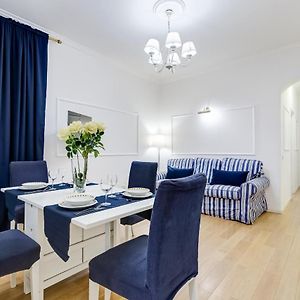 Trevi Fountain Modern Apartment