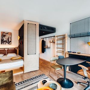 Studio Lit King-Size