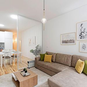 Loios 1Br Flat Downtown By Lovelystay