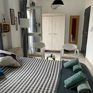 Studio Lit King-Size