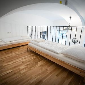Studio Lit King-Size