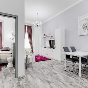 Apartment Thunovska 10