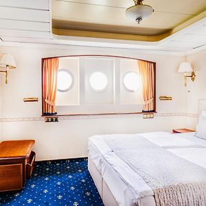 Standard On Boat Queen Room