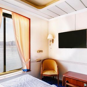 Deluxe  On Boat Queen Room