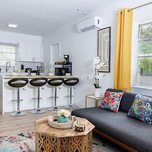 Beautiful Casita With King Bed And Private Patio Close To Calle 8, Mia Airport, Coral Gables