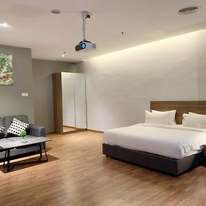 Studio Lit King-Size