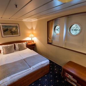 Standard On Boat Queen Room