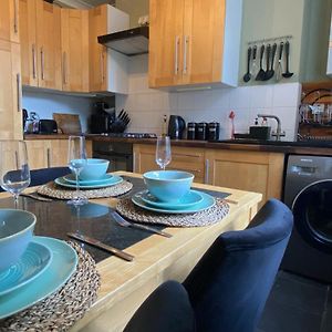 Spacious 2-Bed Flat With Garden, 3 Minutes Walk From Oval Tube Station