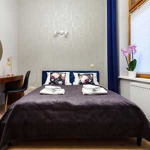 CracWoW Market Squere Apartment