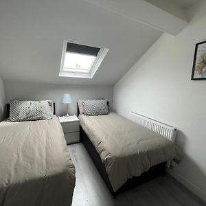 Ryan Air I Bnb - Lfc Apartments