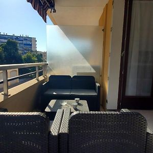 Studio Lit King-Size