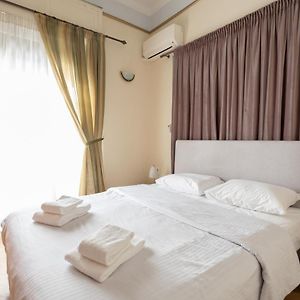 Ideal 4 Bdr Apartment In Plaka For 10!