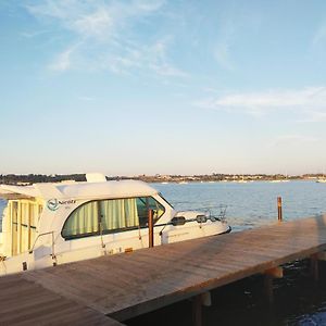 Bateau sans permis terrasse vue sur l'eau option navigation ou croisière avec capitaine