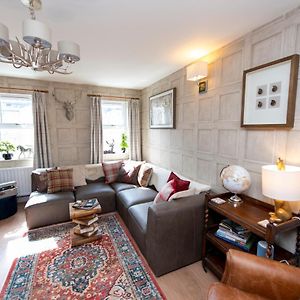 3 Bedroom House - A Very British Place To Stay - Near City Centre !
