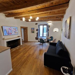 Elegant Flat In Old Town, 2 Mins Walk To Lake