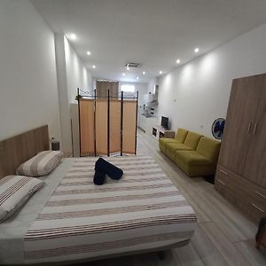 Studio Lit King-Size