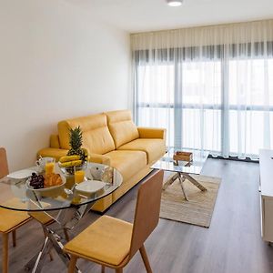 Modern Apartment Next To Train/Bus Station