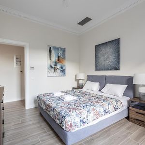 Plaka'S Privileged Accommodation