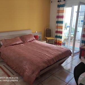 Grande chambre avec garage dans quartier historique