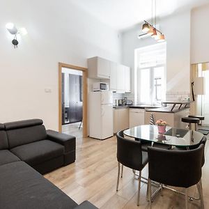 Grand Apartment at New York Café