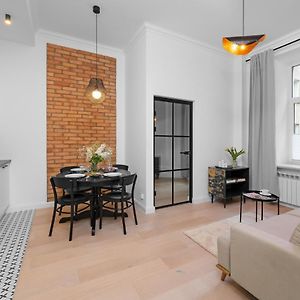 Oomph Warsaw Central 2 Bedroom Apartment