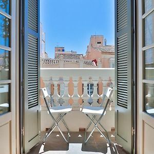 C74 - Marvelous 3 Bedroom Apartment In Historical