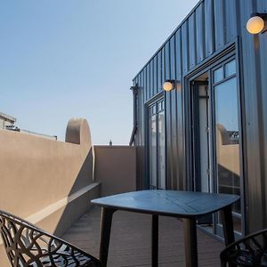 Spacious Studio W/ Balcony & Ac By Lovelystay