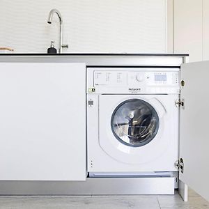 Stylish Flat W/ Gym & Parking By Lovelystay