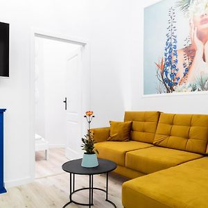 Magnificent 3 Bedroom Apartment , central location