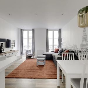 AC 4 people apartment Louvres Place Vendome Paris center by Weekome
